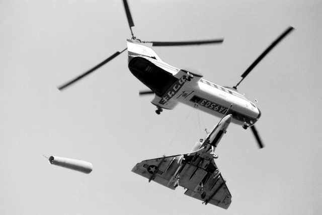 航空機・ヘリコプター charvelevh 960px-CH-46_Pensacola_Beach_02.jpg